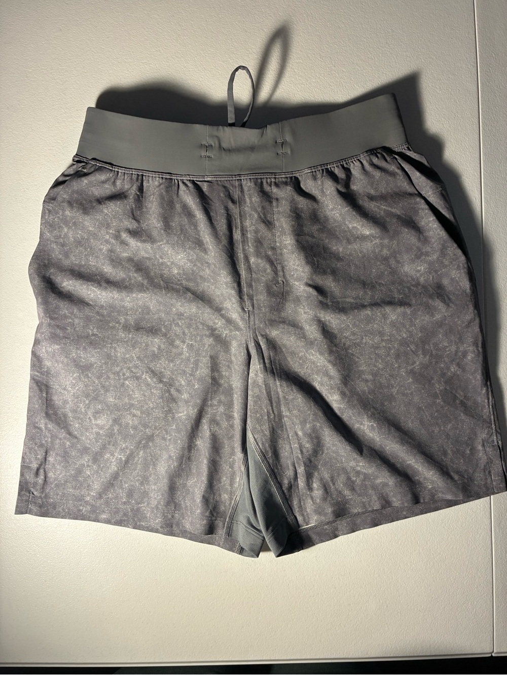 Lululemon Men's Athletic Shorts in Heathered Charcoal Gray Size Small